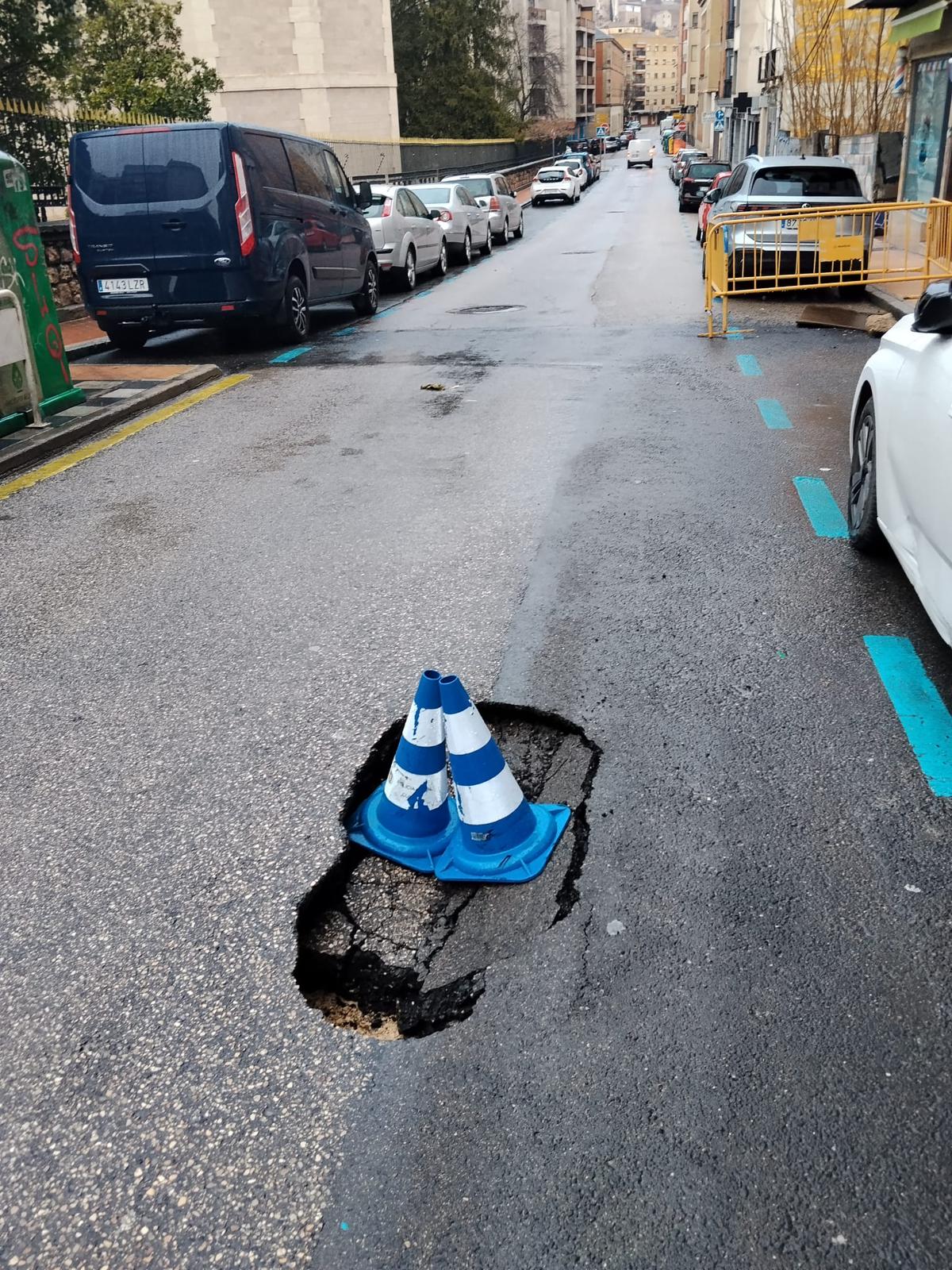 Cortada la calle Ramón y Cajal a la altura del cruce con Camino Cañete por la aparición de un socavón