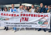 Médicos de Cuenca se concentran: “Somos los únicos sanitarios que no ven reconocida la carrera”