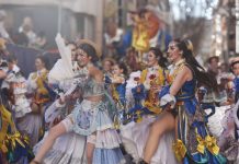 Así es la preparación de la comparsa ‘Los Perchas’ de Mota de Cuervo hasta ganar el Arlequín de Oro
