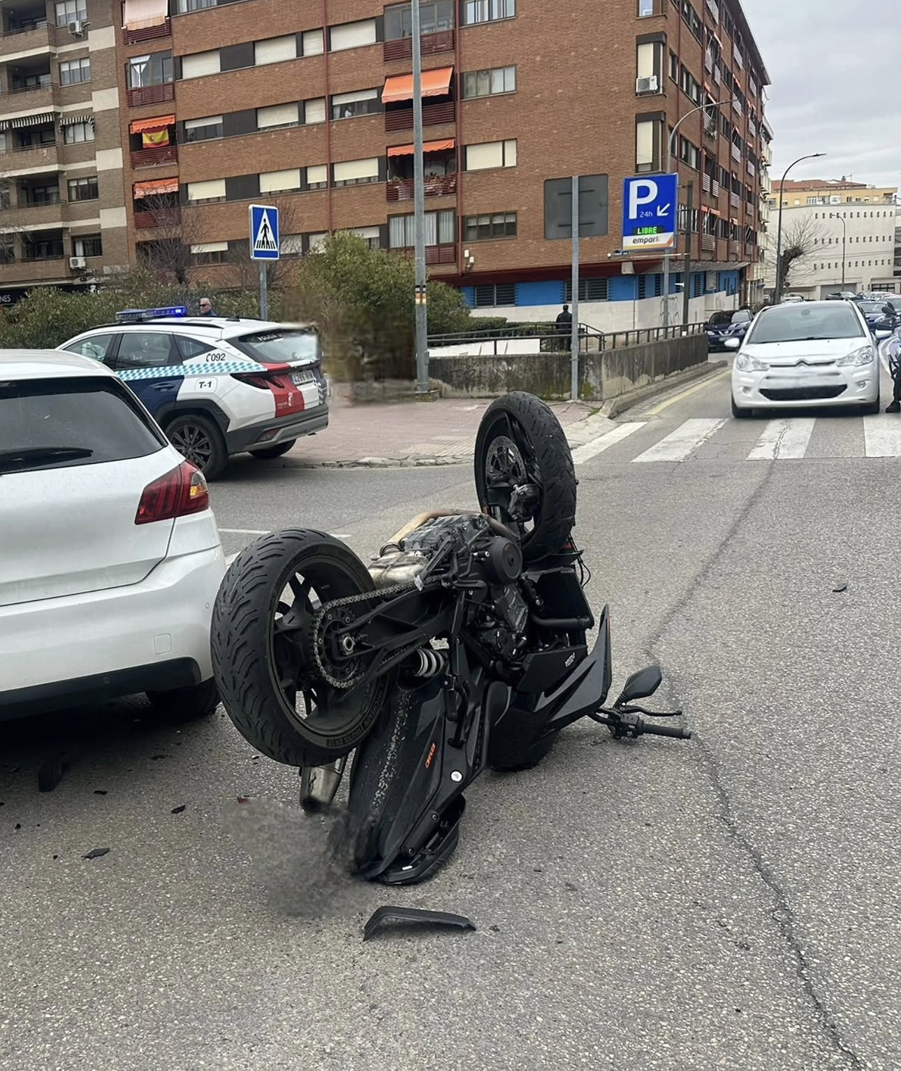 Trasladado al hospital un motorista tras chocar con un coche en el cruce frente al parque de Los Moralejos