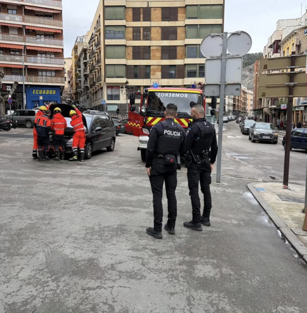 Un vehículo sale ardiendo en la Plaza de la Constitución de Cuenca