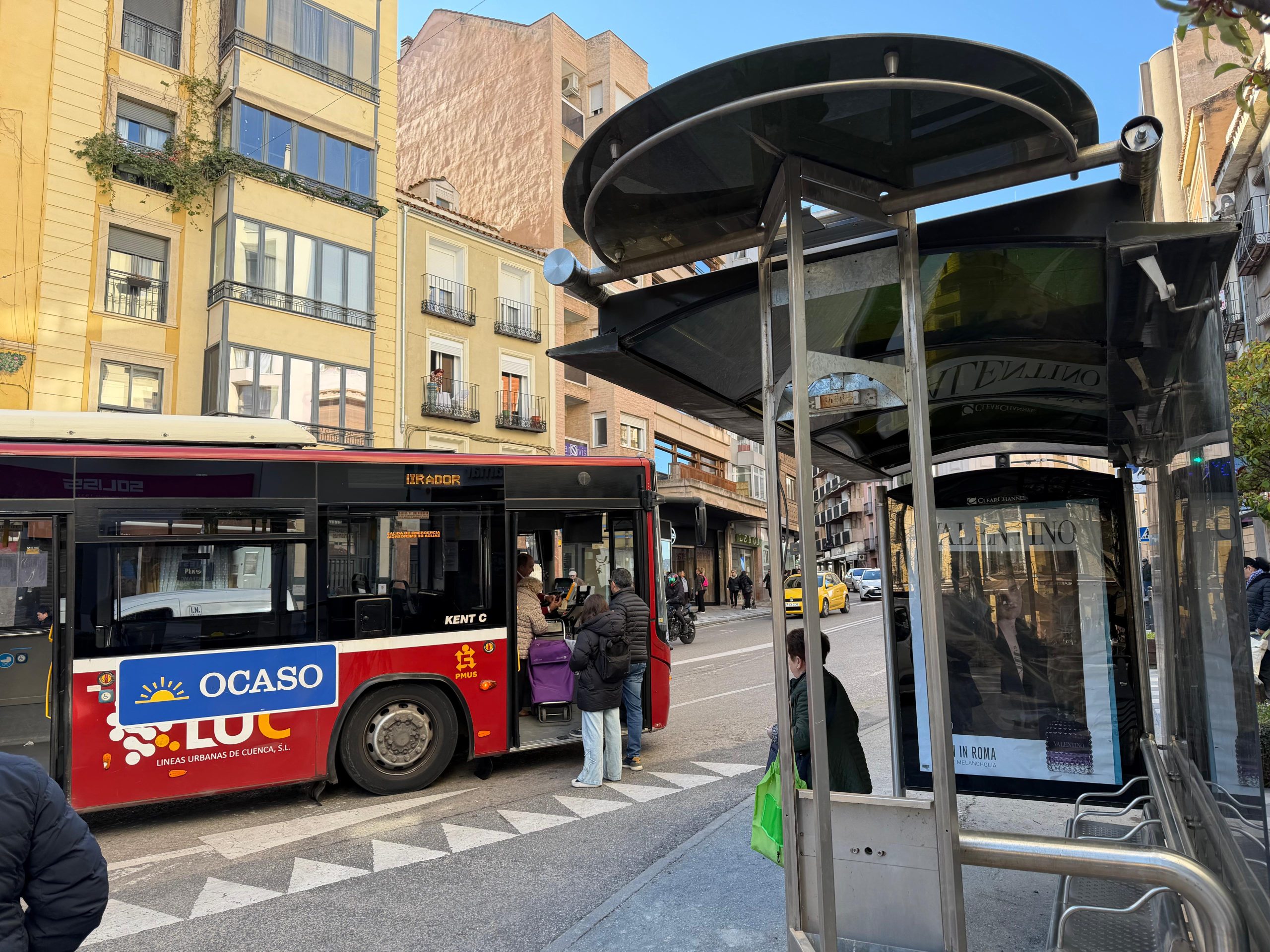 La Plaza de la Hispanidad estrena marquesina en su para de autobús