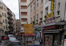 Un conductor provoca una gran nube de humo en el Centro de Cuenca y acaba investigado por no tener carné