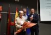 Cuenca condensa su admiración y cariño por Raúl del Pozo en un homenaje con su hermana Angelines