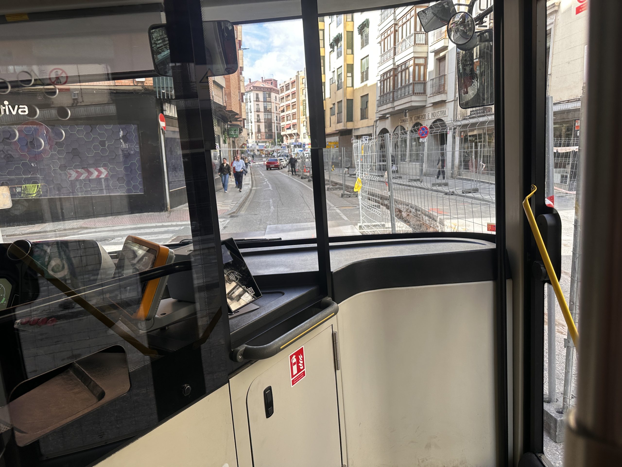 Un viaje completo en la Línea 6 de autobús urbano: esperas inciertas y obras que complican el recorrido