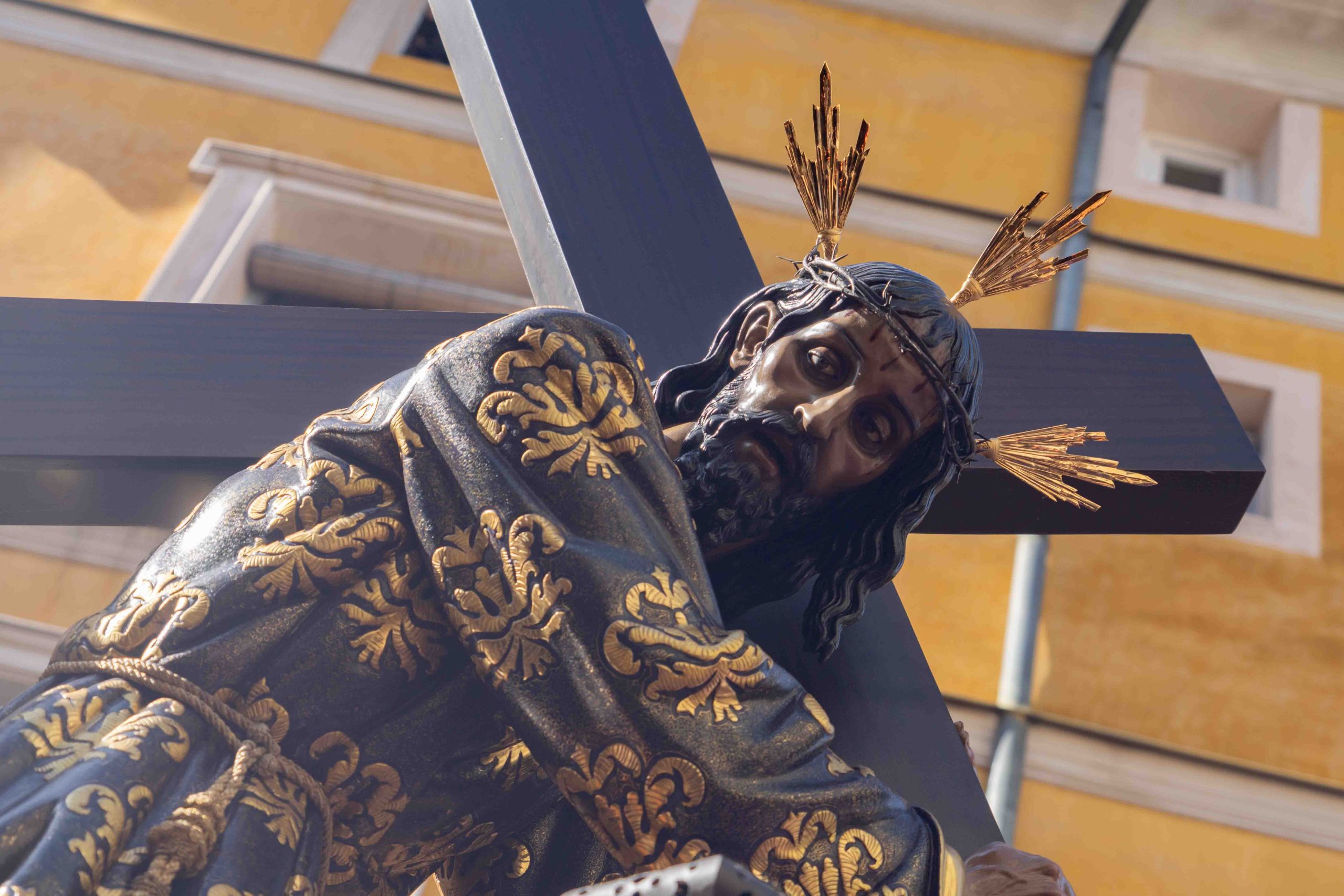 Del Camino a la gloria del Calvario: imágenes de la madrugada del Viernes Santo en Cuenca