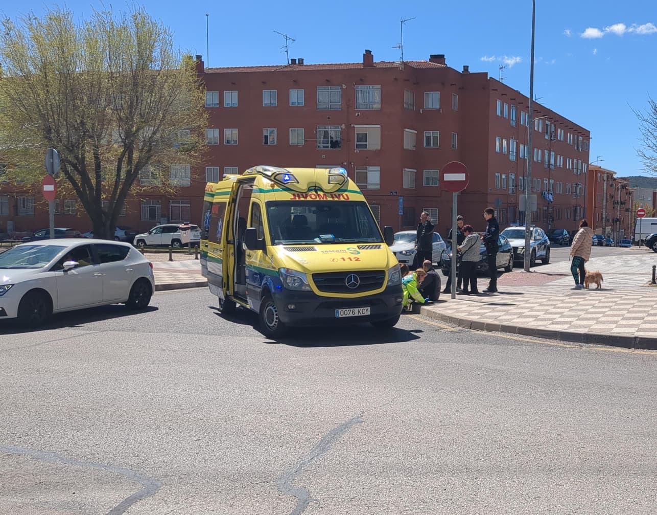 Colisión de un motorista contra un turismo en Villa Román