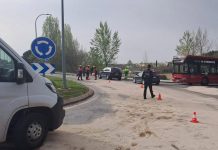 Un vertido en la glorieta Víctimas del Terrorismo provoca caídas de motos y obliga a cortar la circulación