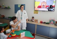 El Área de Juegos de Pediatría del HUCU estrena televisor gracias a la generosidad de los vecinos de Sotos
