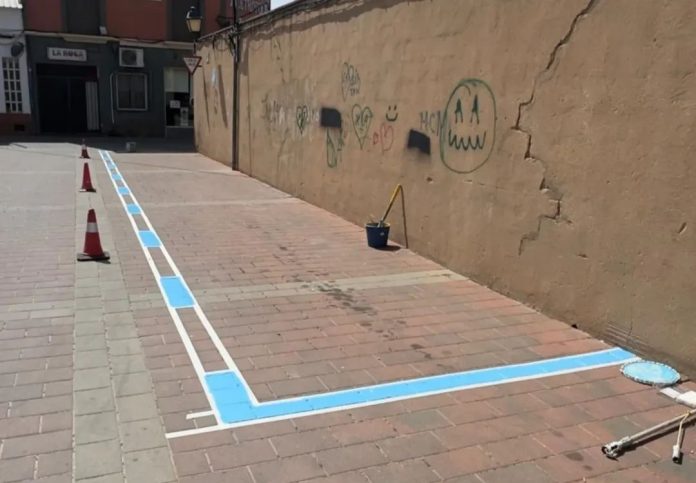 Zona azul de San Clemente en la confluencia de la calle Nazaret con la Plaza del Mercado. FOTO: Policía Local de San Clemente vía Facebook