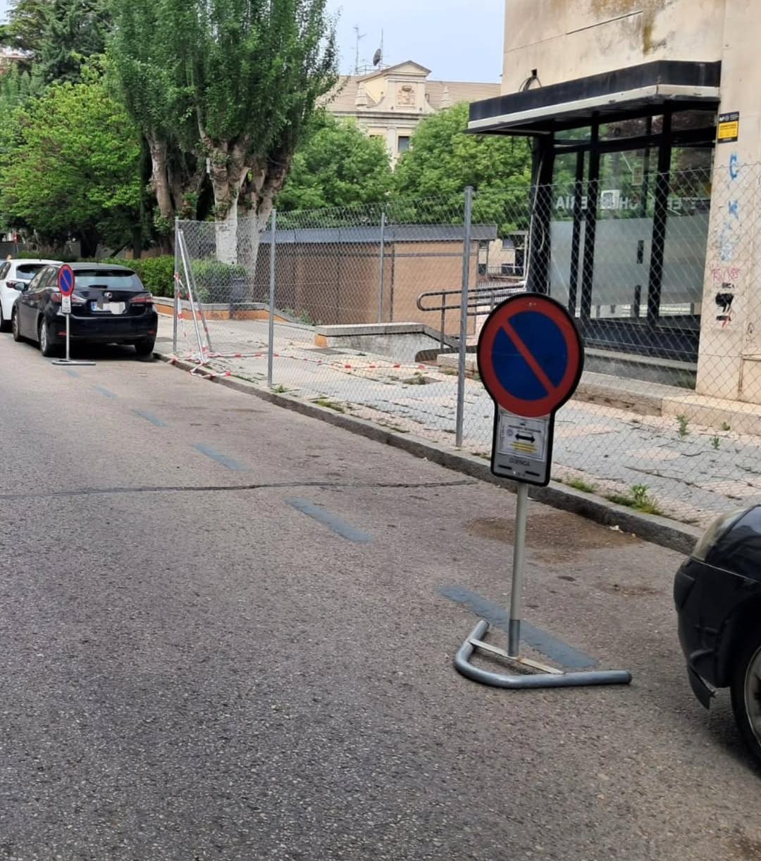 La feria del libro provoca limitaciones de estacionamiento en las zonas de alrededor a la Plaza de España