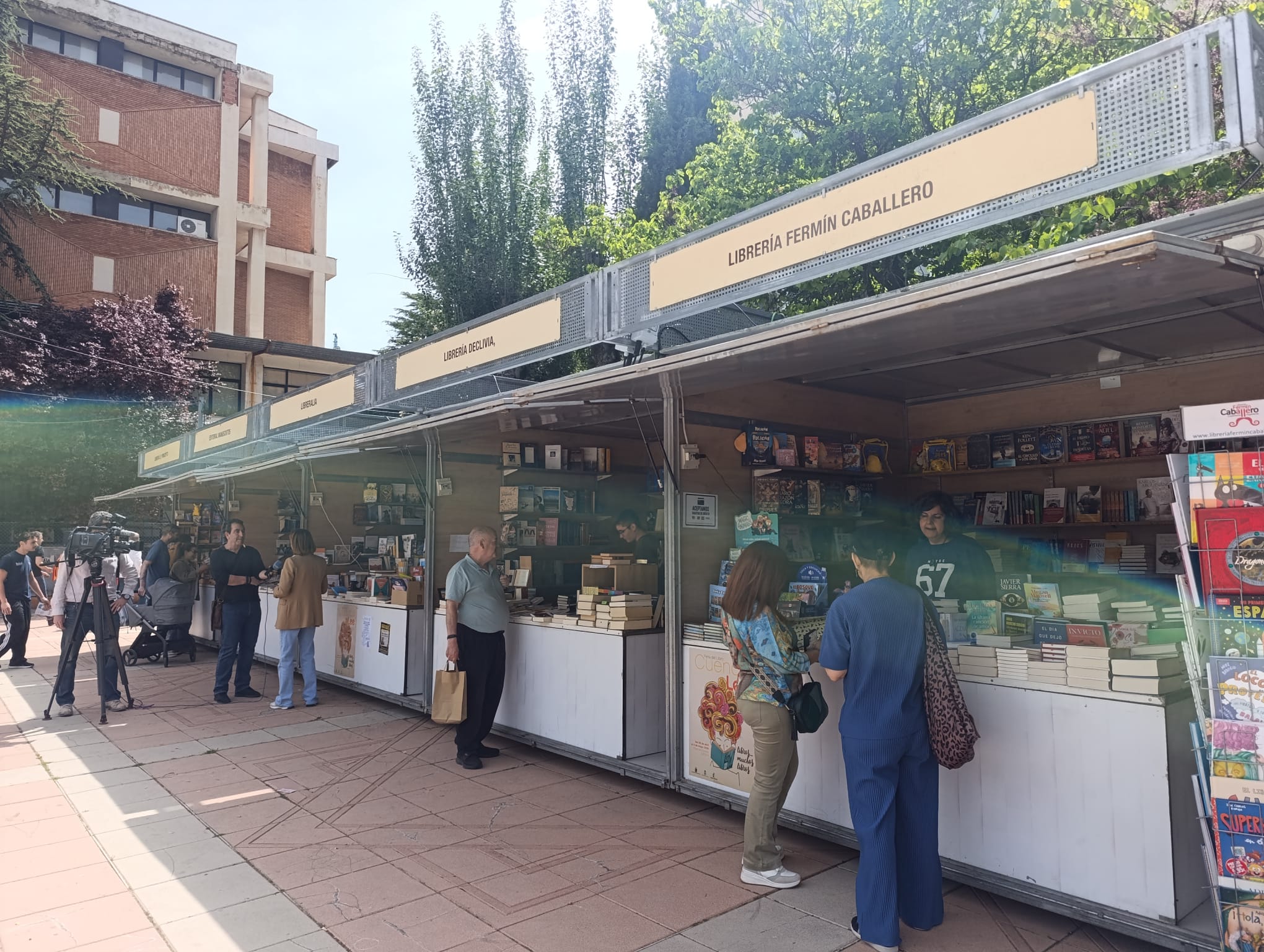 Los libreros destacan que «casi se está quedando pequeño el espacio» para la Feria del Libro Cuenca Lee