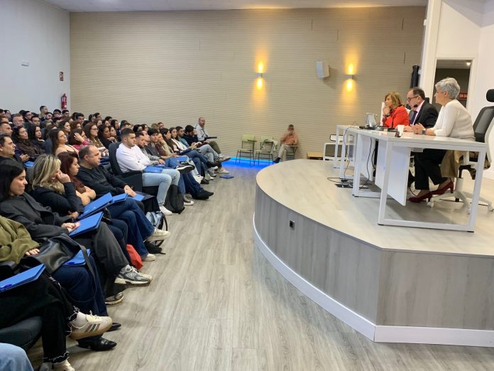 2026-05-04- Ángel Luis Ortiz y M Luz Fernández inauguran nuevo turno curso IIPP- con alumnos