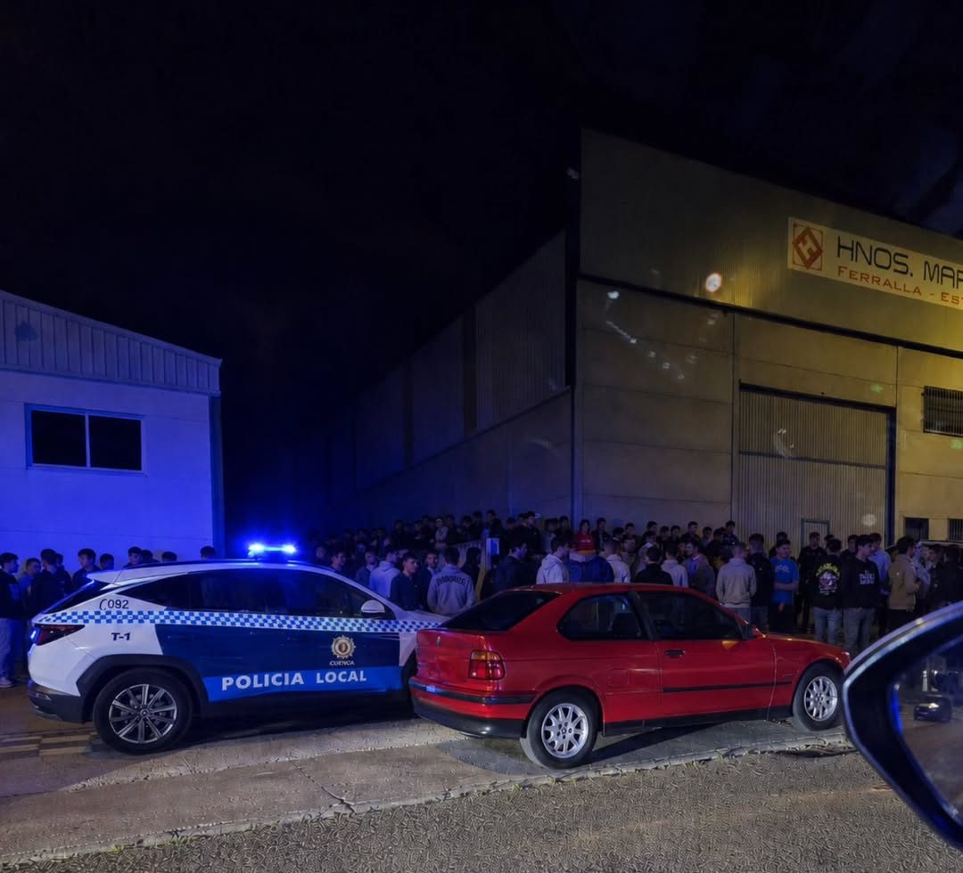 Disuelta de madrugada una gran concentración en el polígono Sepes tras un aviso por carreras ilegales Concentración nocturna en el Sepes. FOTO: Policía Local de Cuenca