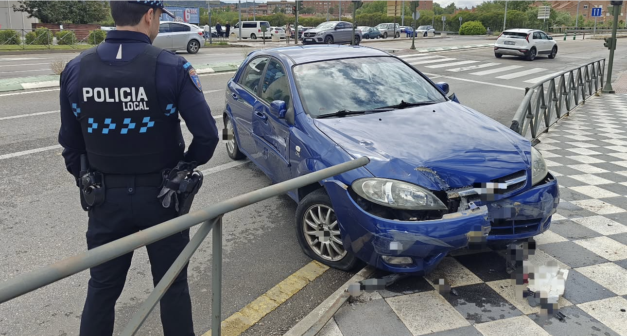 Un coche choca contra una valla frente al antiguo Centro de Recepción de Turistas
