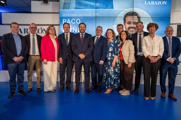 Paco Núñez, junto a Martín-Buro y varios compañeros del PP de Cuenca