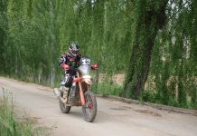 El subcampeón del Dakar, Tosha Schareina, vence en el primer Sector de motos de la Baja TT Cuenca