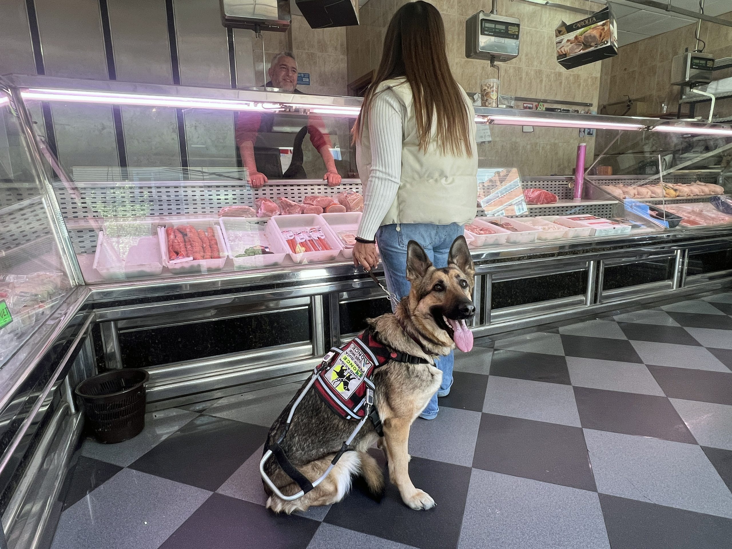 Los perros guía de la ONCE en Cuenca reclaman su derecho a acceder a establecimientos de alimentación