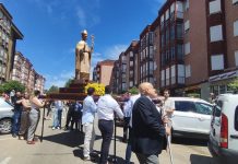 Polisémico calor para San Julián en su inédita procesión primaveral por la Fuente del Oro