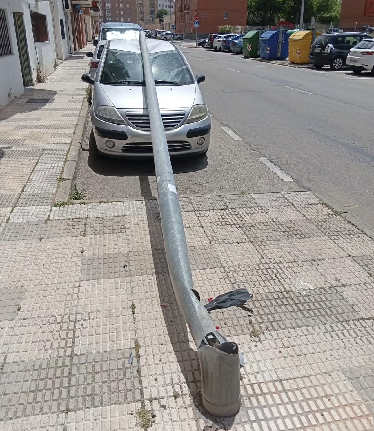 Un vehículo que circulaba marcha atrás en Cuenca choca contra una farola y esta se cae sobre otro coche