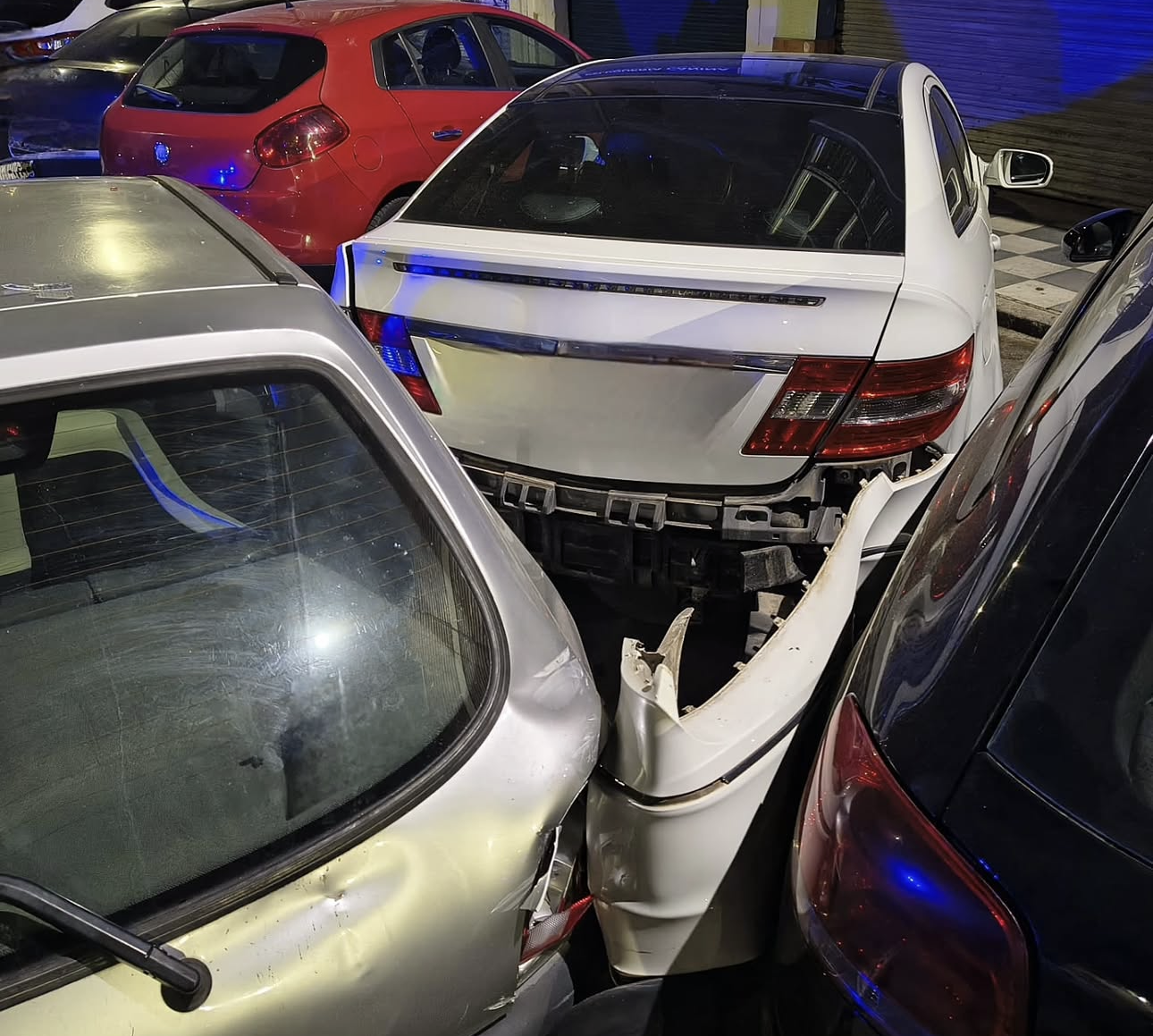 Detenido un conductor por agredir a un Policía Local tras chocar con tres vehículos estacionados en Jorge Torner
