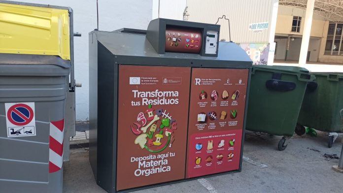 Contenedor marrón ya instalado en la avenida Reina Sofía (1)