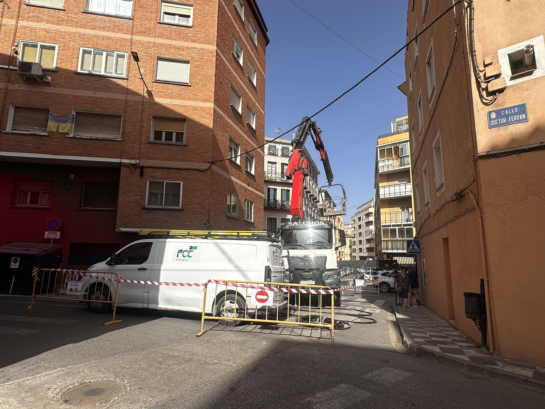 Cortada la calle Poeta Diego Jesús Jiménez a la altura de la panadería La Golondrina hacia Camino Cañete