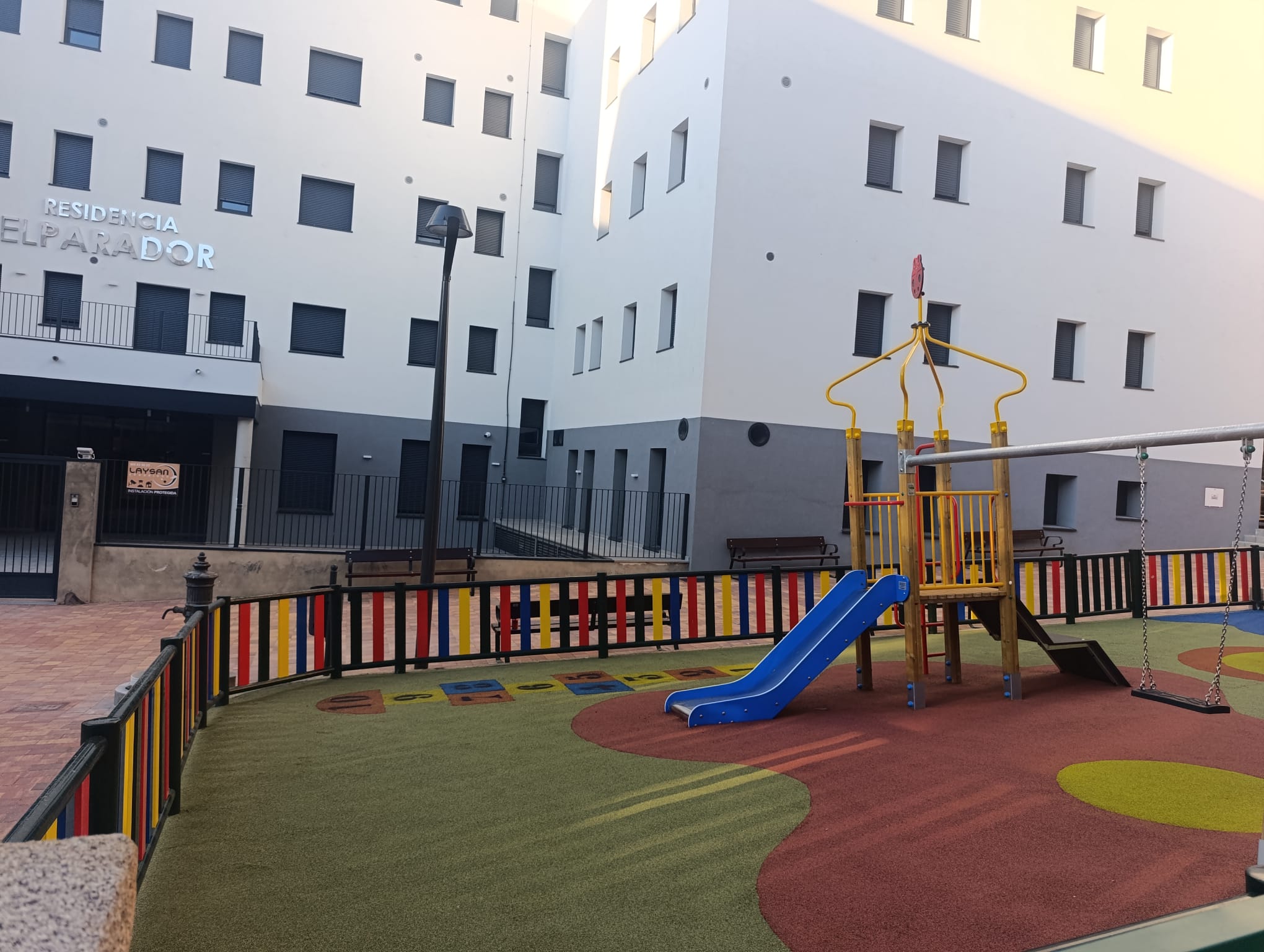 Los técnicos comprobarán el área infantil del Pozo de las Nieves ante una «evidente» inclinación del terreno