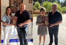 La Asociación de Amigos por la Historia de Mota del Cuervo reparte libros de fotografía antigua en las residencias