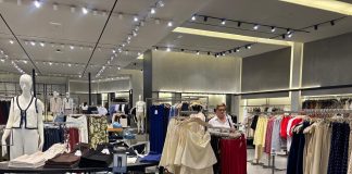 Empiezan las rebajas en Cuenca: «Los clientes vienen a mirar y se llevan lo primero que pillan»