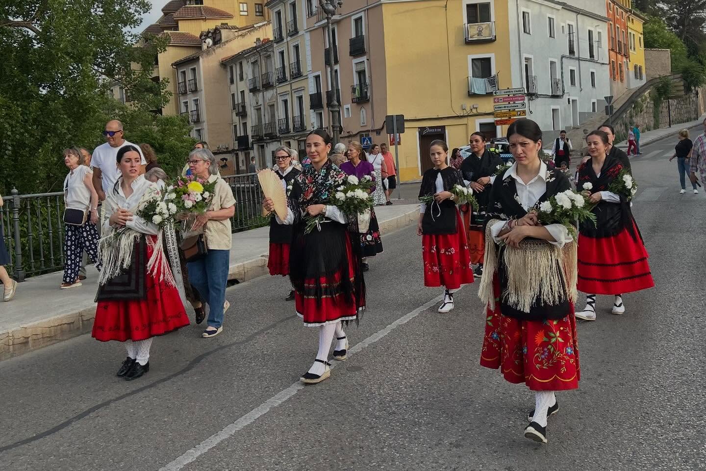 Cuenca celebra un año más su tradicional ofrenda floral a la Virgen de la Luz