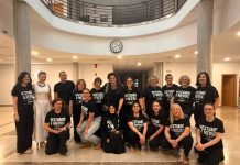 Las alumnas del curso de confección de San Clemente muestran sus progresos en el desfile final de curso