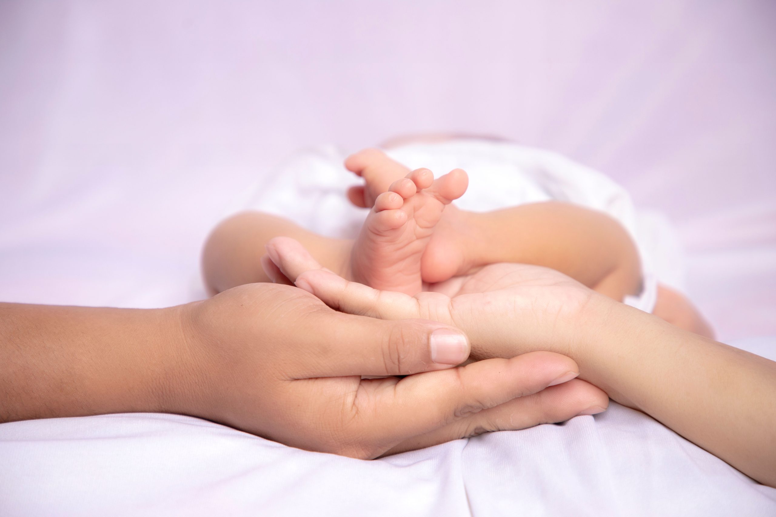 El futuro de la natalidad en Cuenca hasta 2040: menos nacimientos y maternidad después de los 30 años