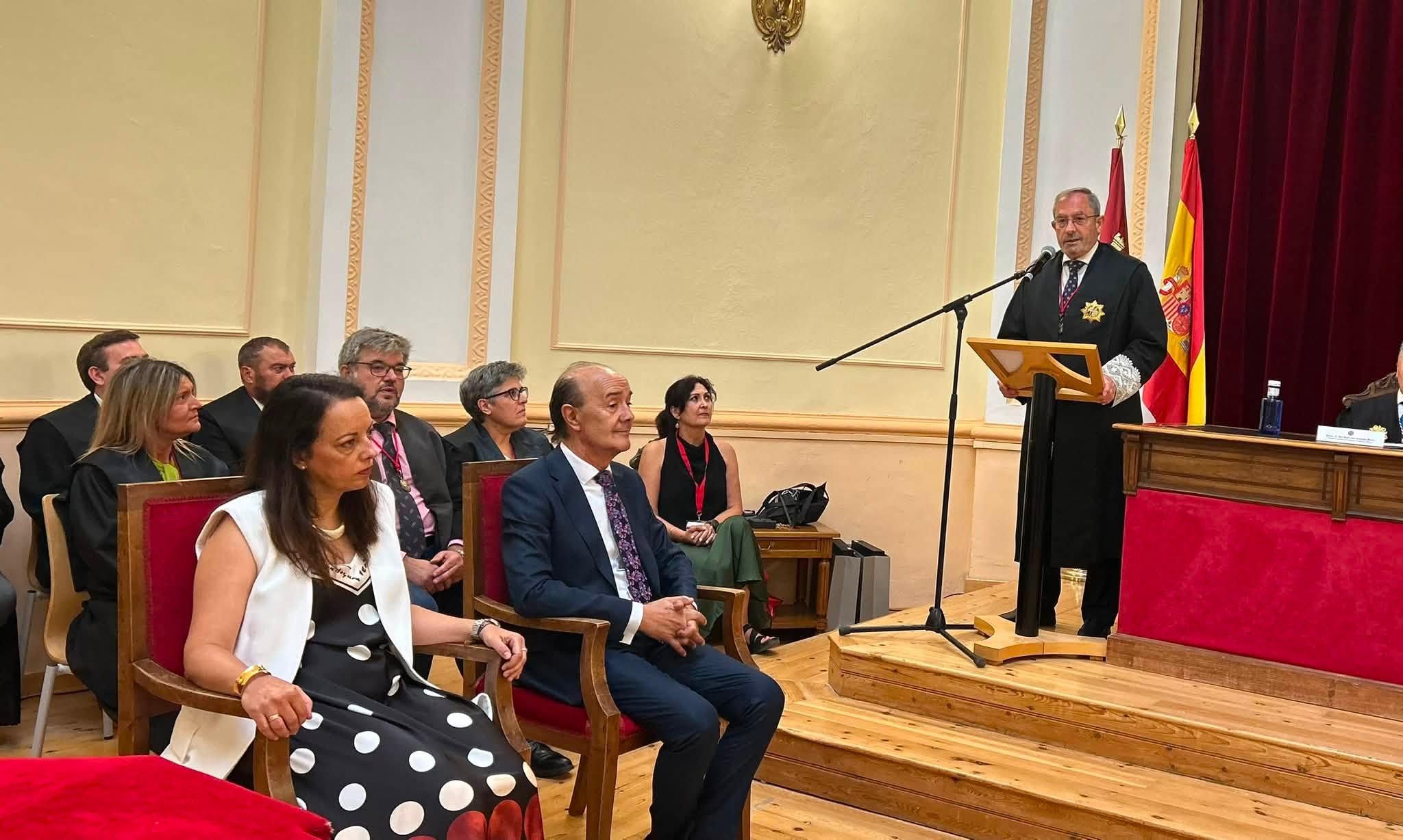 Los juristas Eduardo Martínez e Isabel Gómez, reconocidos por el Colegio de Abogados de Cuenca