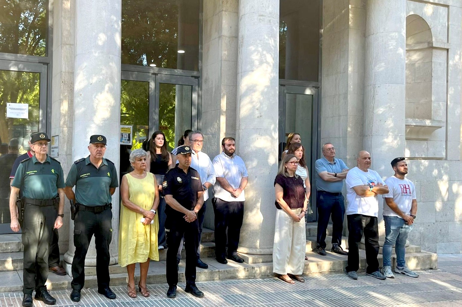 La Subdelegación guarda un minuto de silencio por las dos mujeres asesinadas por violencia de género en Málaga y Alicante