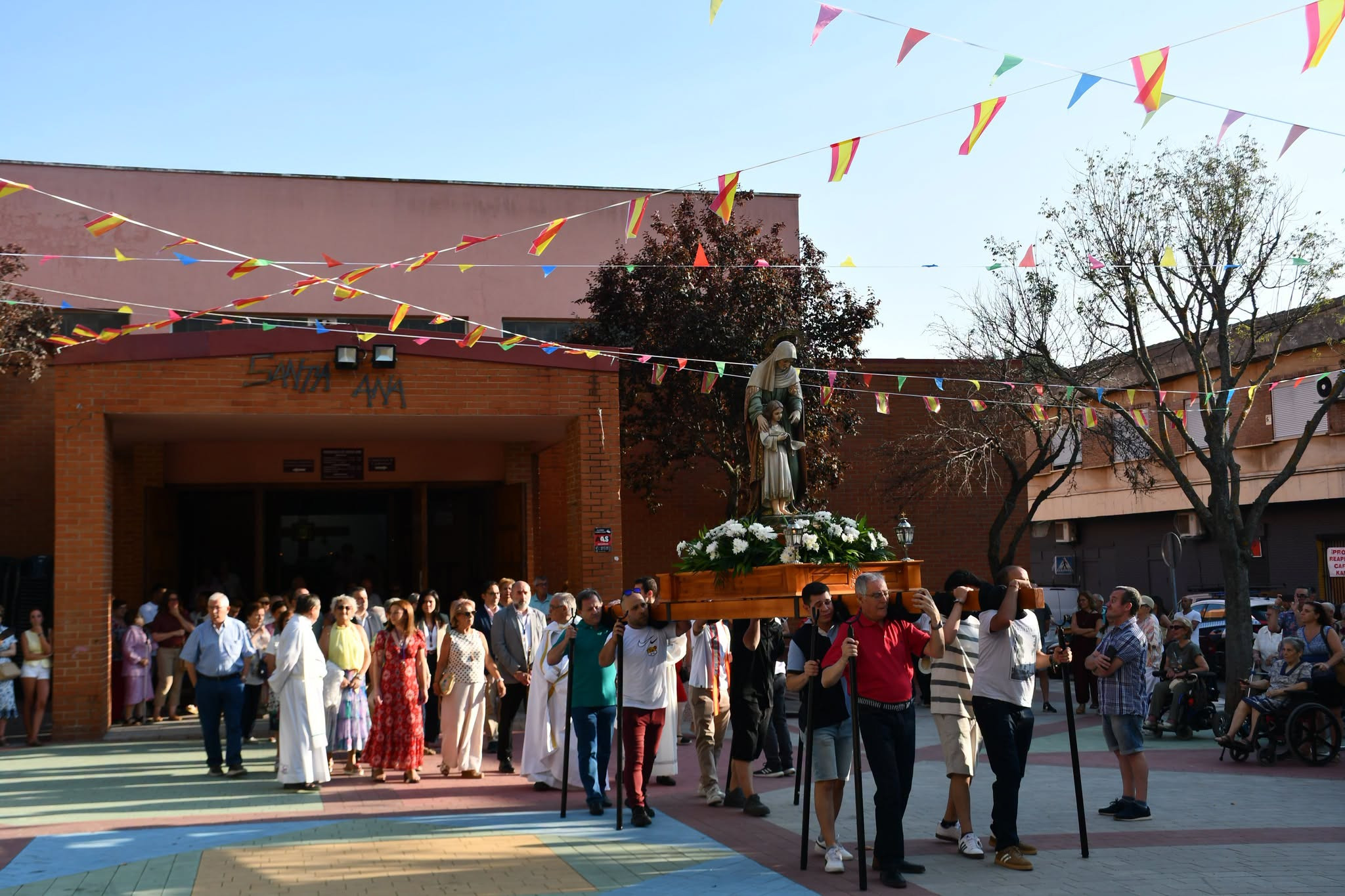 Devoción y fervor en la procesión de Santa Ana por las calles del barrio de Casablanca (Imágenes)