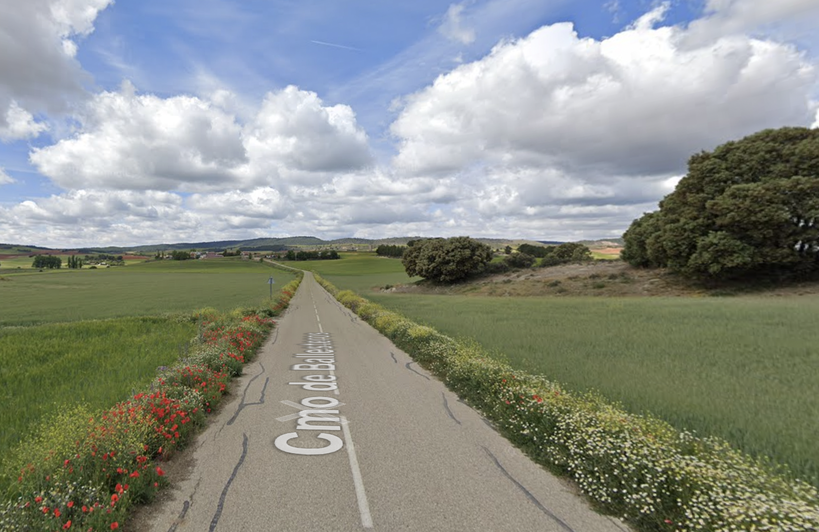 Heridos dos jóvenes tras colisionar su turismo contra el de la Guardia Civil en el Camino de Ballesteros