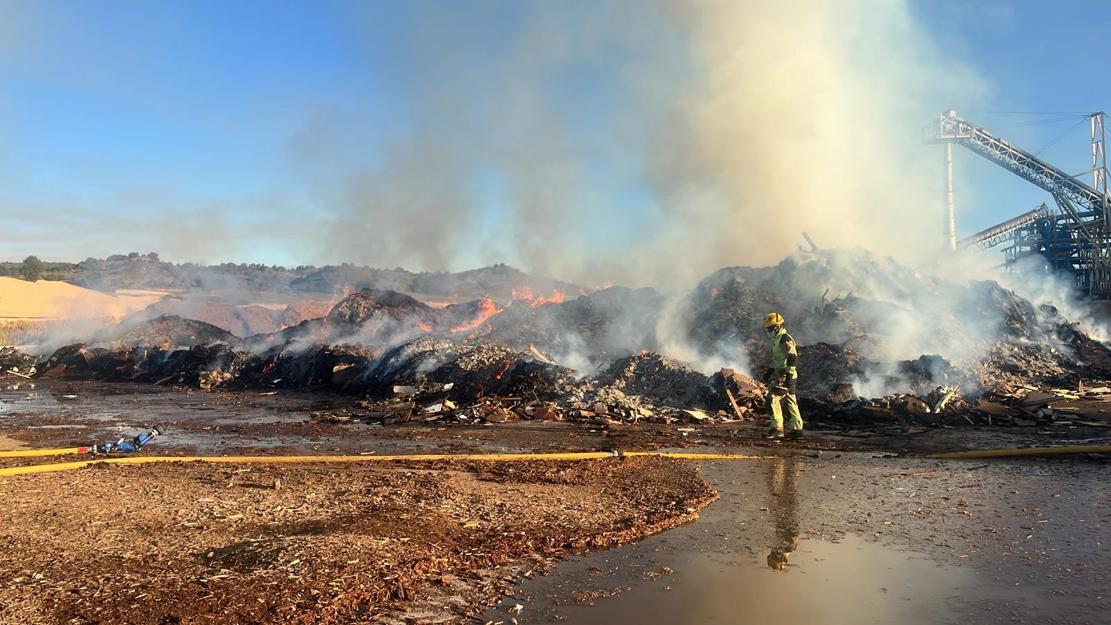 Bomberos de Diputación continúan las labores de extinción del incendio en las inmediaciones de Pinasa