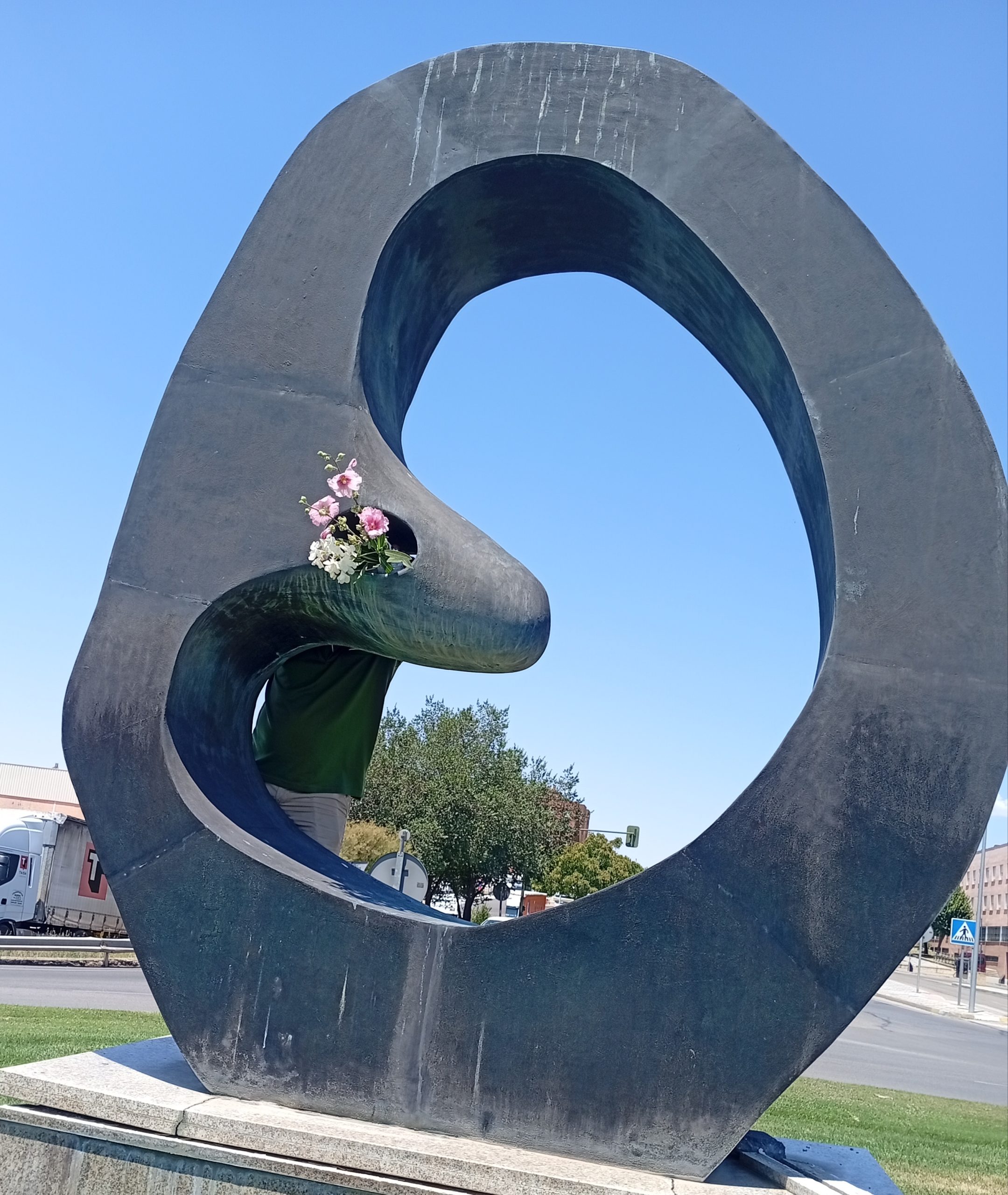 ADEVIDA hace su ofrenda anual a la escultura dedicada al embrión de Cuenca
