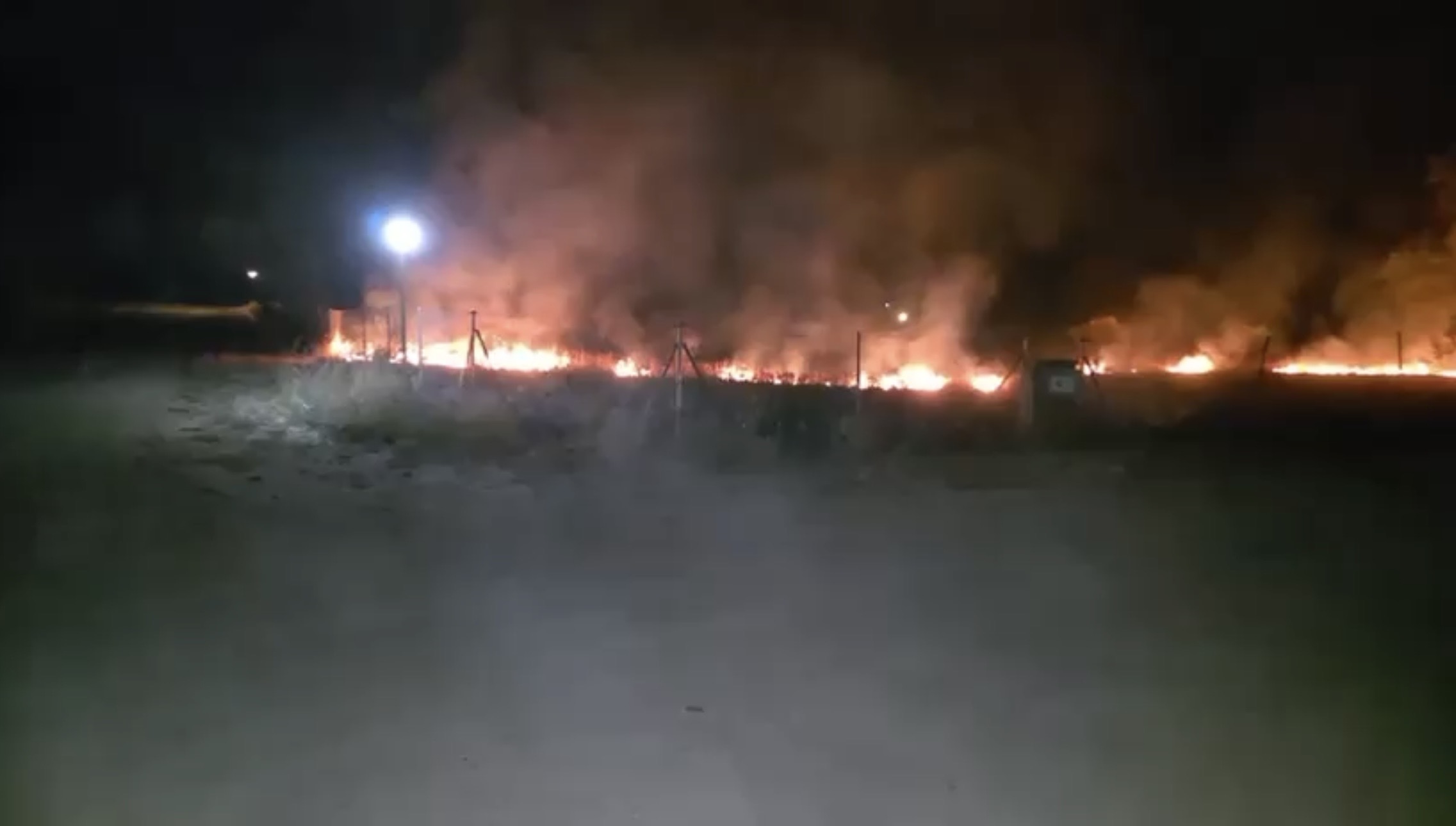 Incendio en la urbanización Casalonga de Villar de Cañas a primera hora este miércoles (VÍDEO)