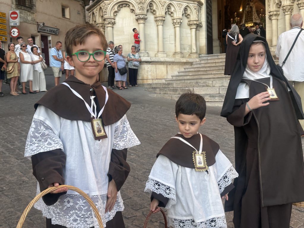 Niños con hábito carmelitano y composiciones marianas marcan la procesión de la Virgen del Carmen en Cuenca