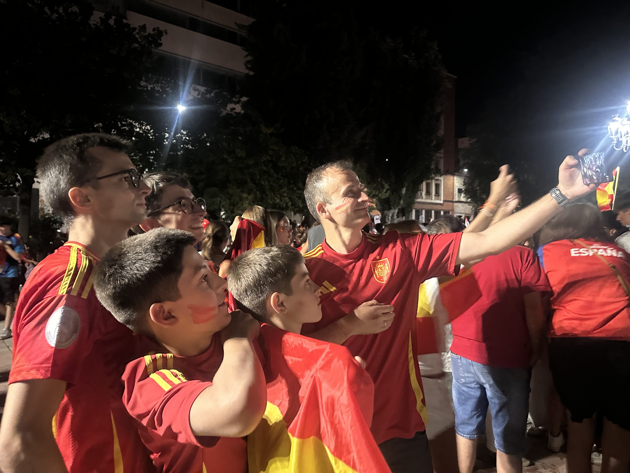 Euforia y comunidad en ‘la noche de los claxon’ en Cuenca tras la victoria de la selección en el Mundial