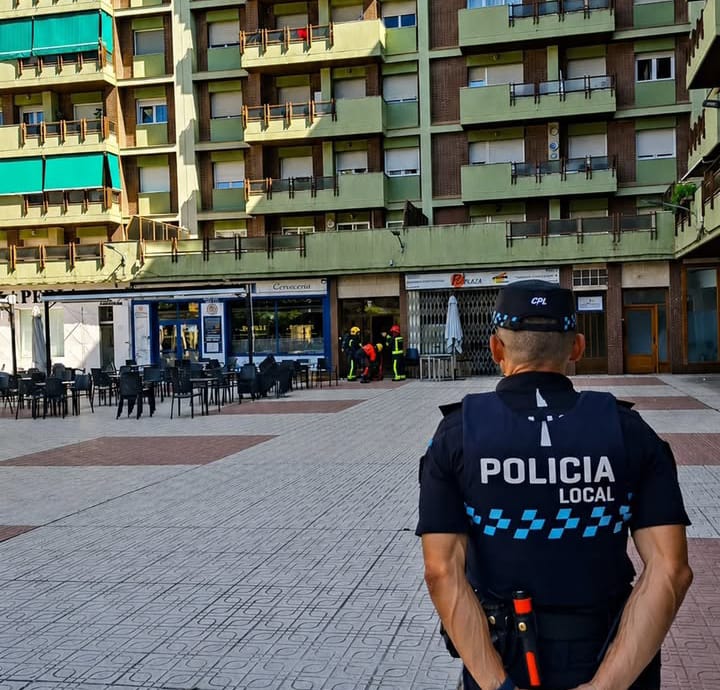 Desalojados los vecinos de un edificio de la Plaza de la U por un incendio originado en un cuarto de contadores
