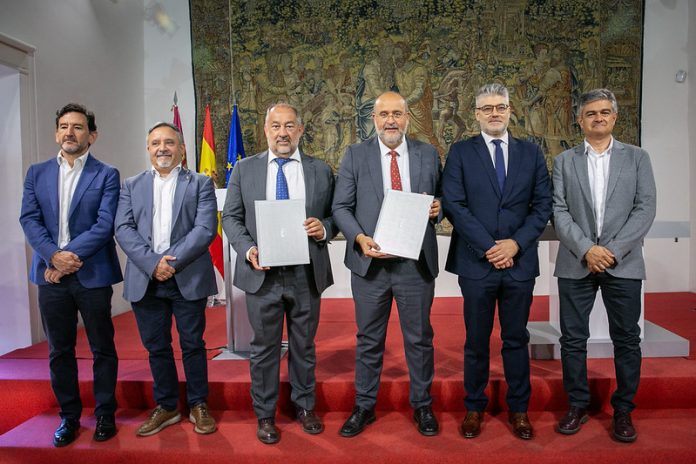 José Luis Martínez Guijarro y el rector de la Universidad de Castilla-La Mancha, Julián Garde, han firmado el convenio JCCM Pérez Herrera