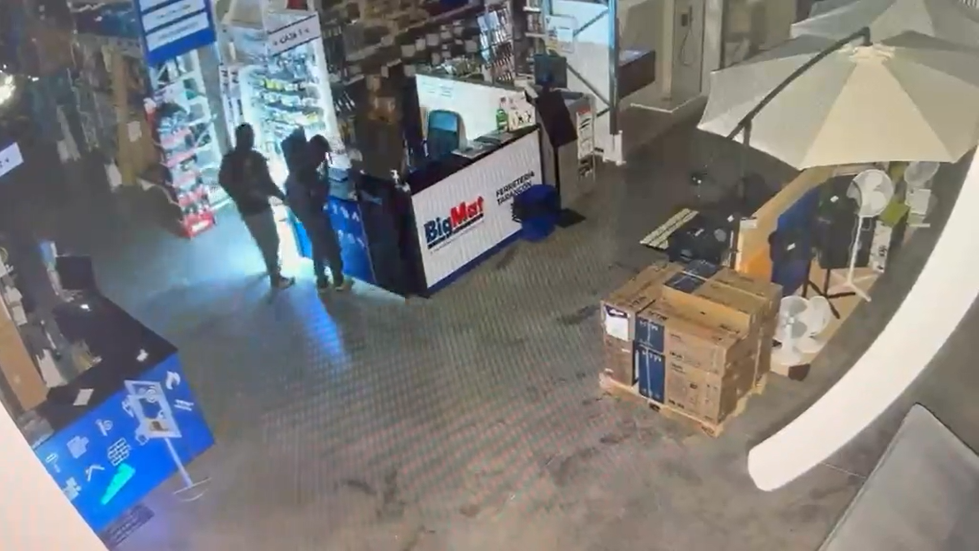 Roban en una ferretería de Tarancón y los dueños piden colaboración para identificarlos (VÍDEO)