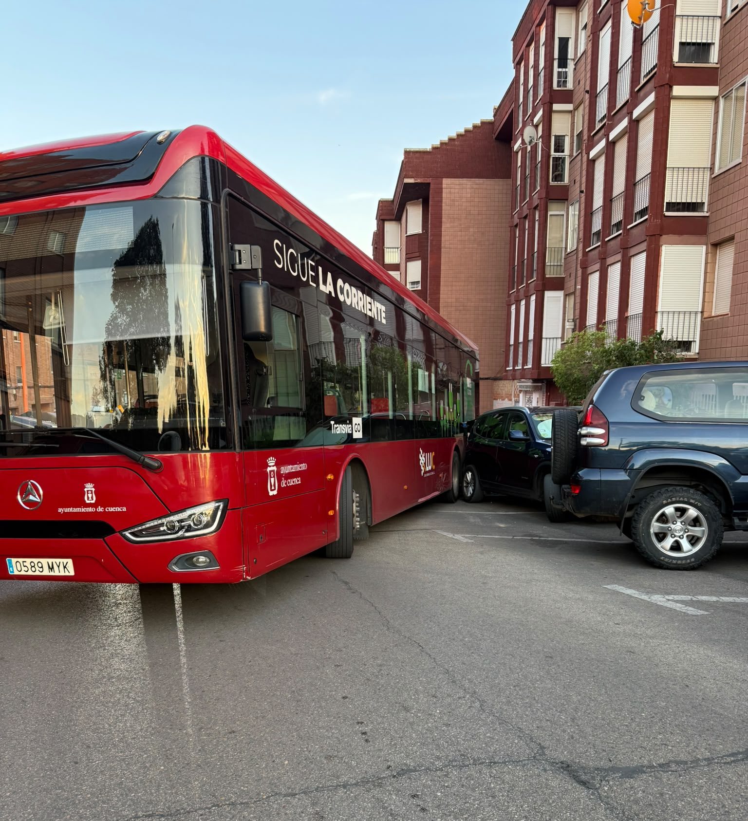 Un autobús urbano pierde el control y choca contra cuatro coches estacionados en la Fuente del Oro