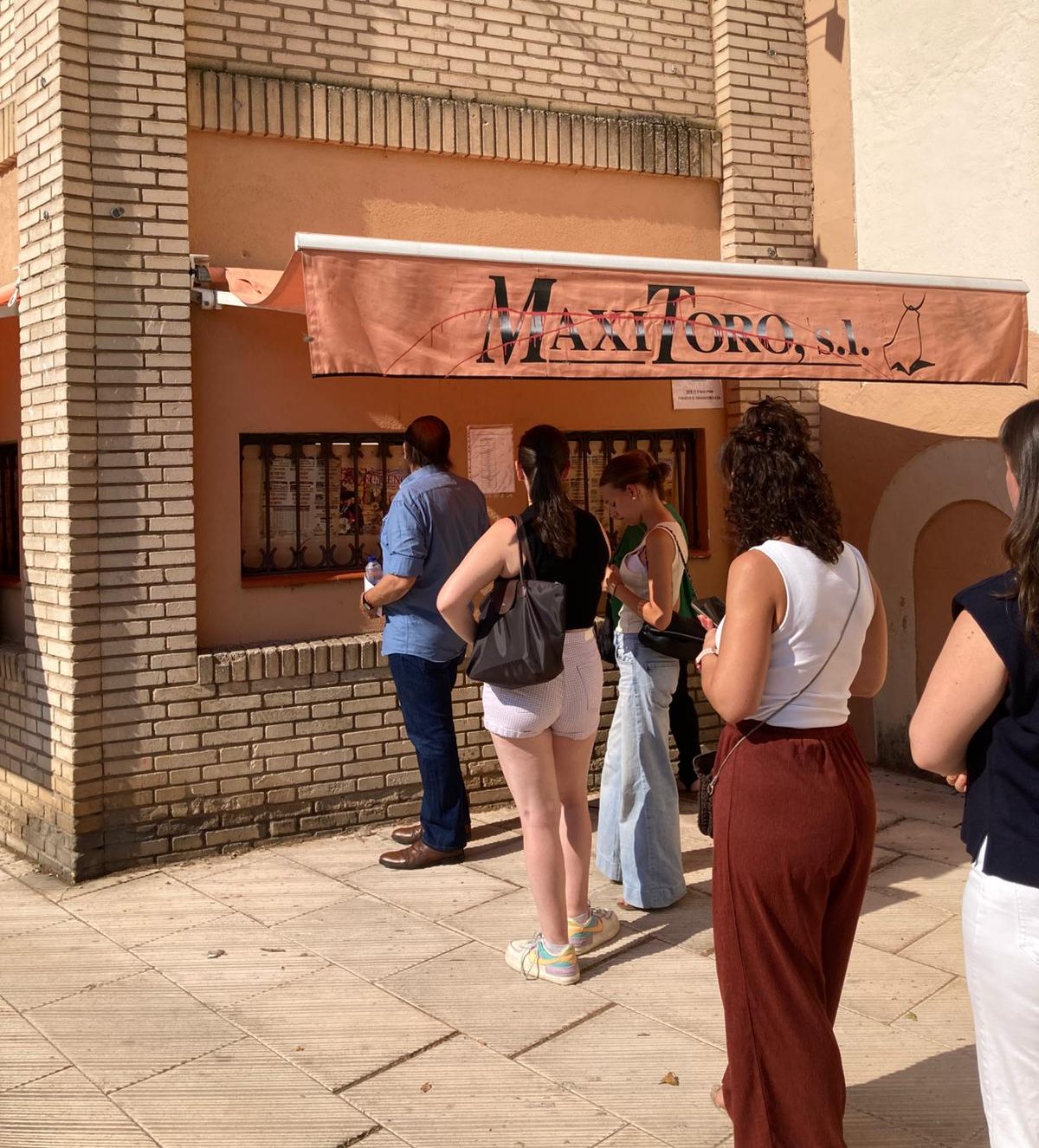 «Ambientazo» en la apertura de la renovación de abonos para la feria taurina de San Julián 2026