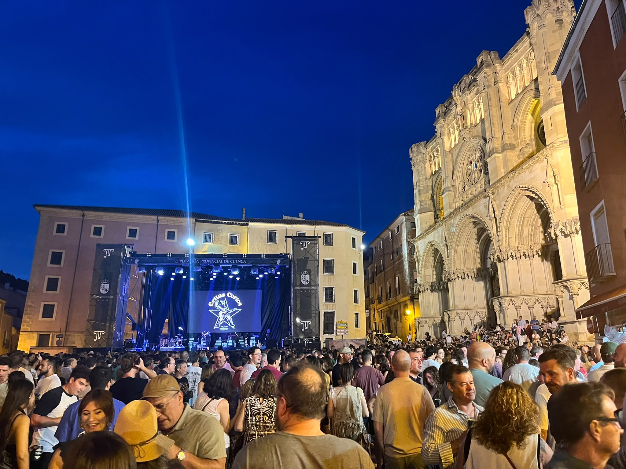 La Plaza Mayor de Cuenca retumba con el rock y los clásicos de Celtas Cortos