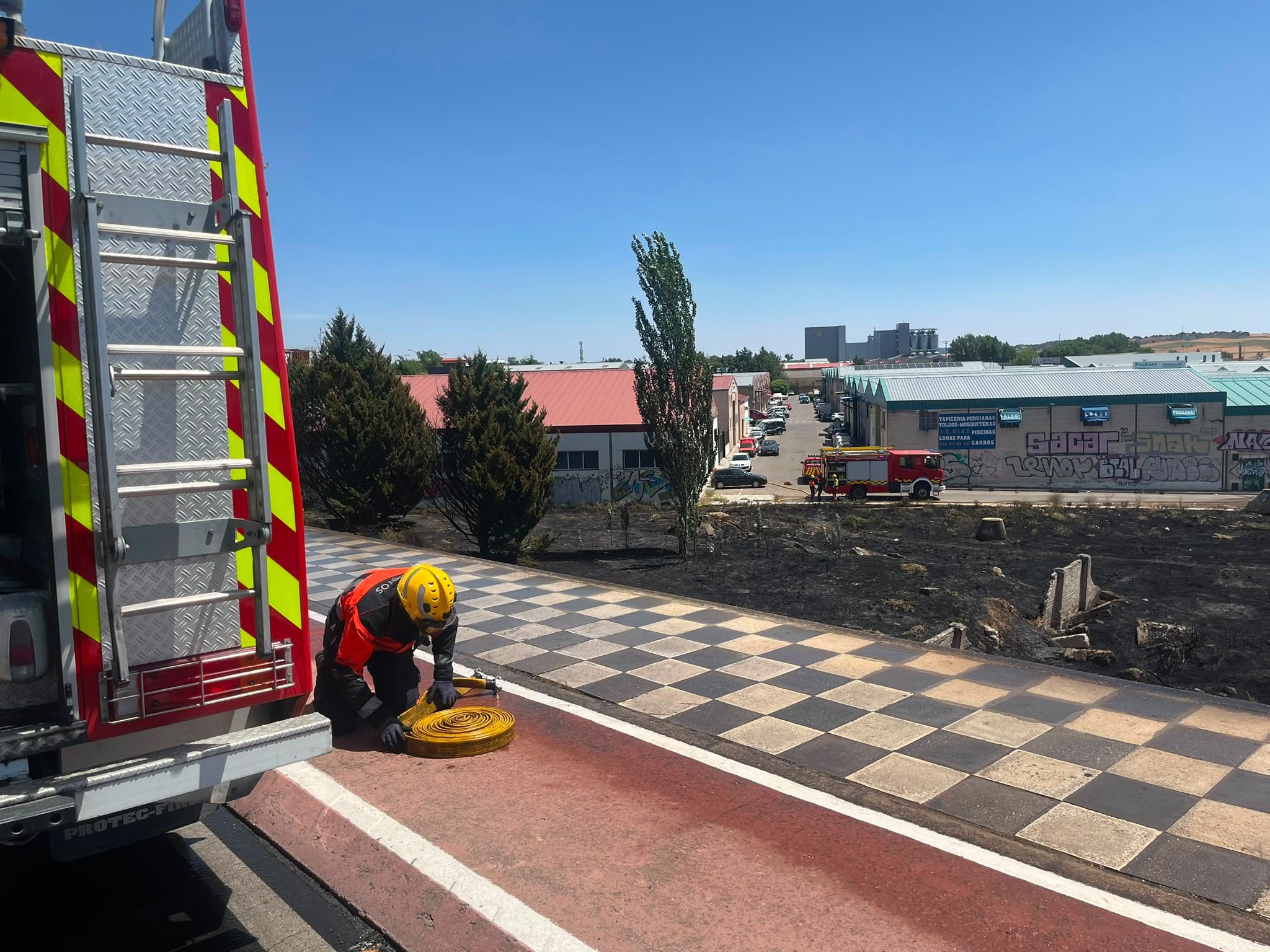 Bomberos, Policía Local y agentes forestales sofocan un incendio en las vías del tren junto la Ronda Oeste
