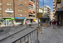 Las obras de la plaza del Xúcar afectan a los negocios: «Alquilé este local por el escaparate y no se aprecia nada»